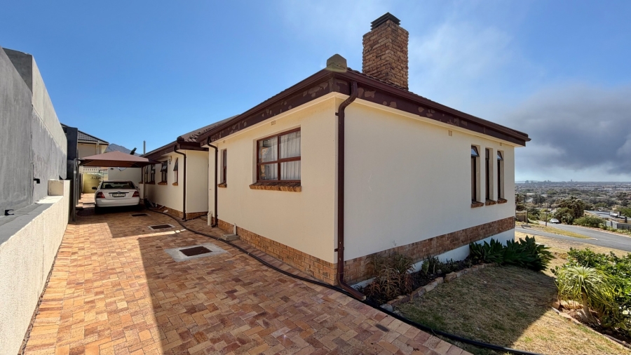 4 Bedroom Property for Sale in Mountainside Western Cape